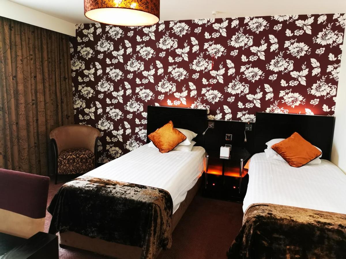 The Bluebell Hotel Neath Dış mekan fotoğraf