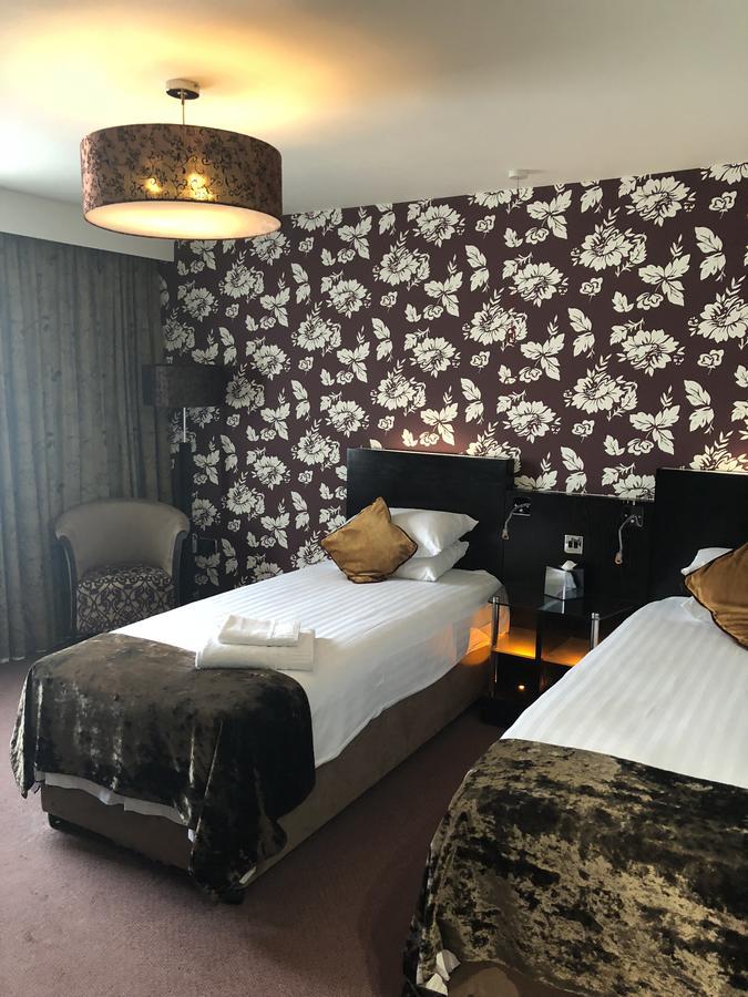 The Bluebell Hotel Neath Dış mekan fotoğraf